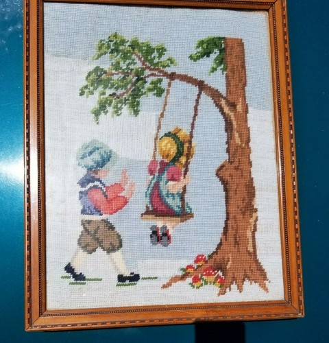Vintage / Antike Stickerei von zwei Kindern und einer Schaukel gerahmt - Bild 11 von 12
