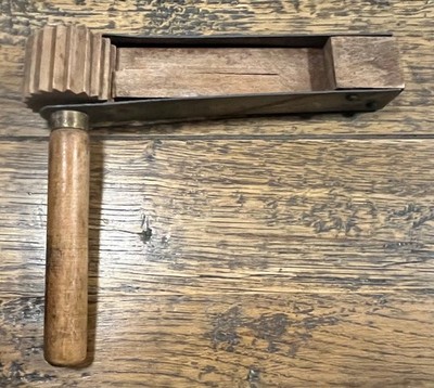 Vintage Holz & Metall Rassel Geräuschmacher Trommler Falle Fußball Gas etc.