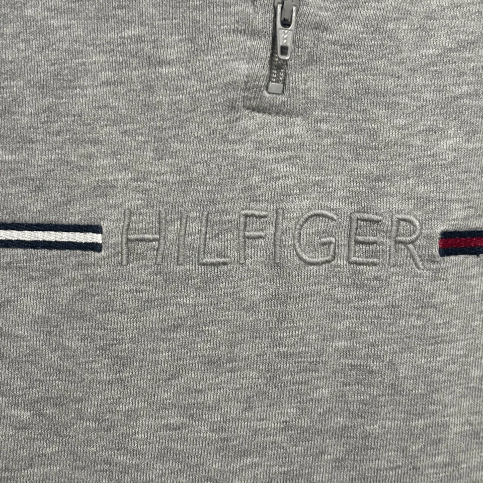 Suéter Tommy Hilfiger Gris Cuarto Cremallera Logo 3X Foto 2 de 4