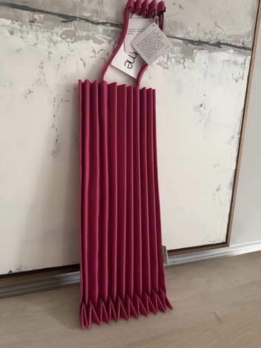 Neu mit Etikett Me Issey Miyaki Trunk Pleats Beuteltasche in Magenta