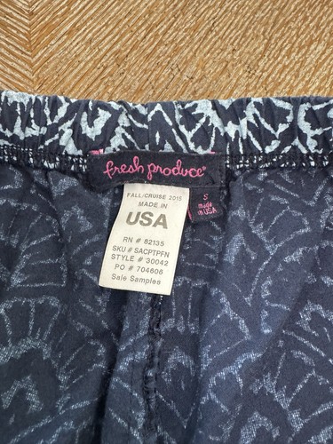 FRISCHE PRODUKTE Caprihose blau bedruckt kleiner Kordelzug Taille 30” Schrittlänge 21” Tasche - Bild 2 von 5