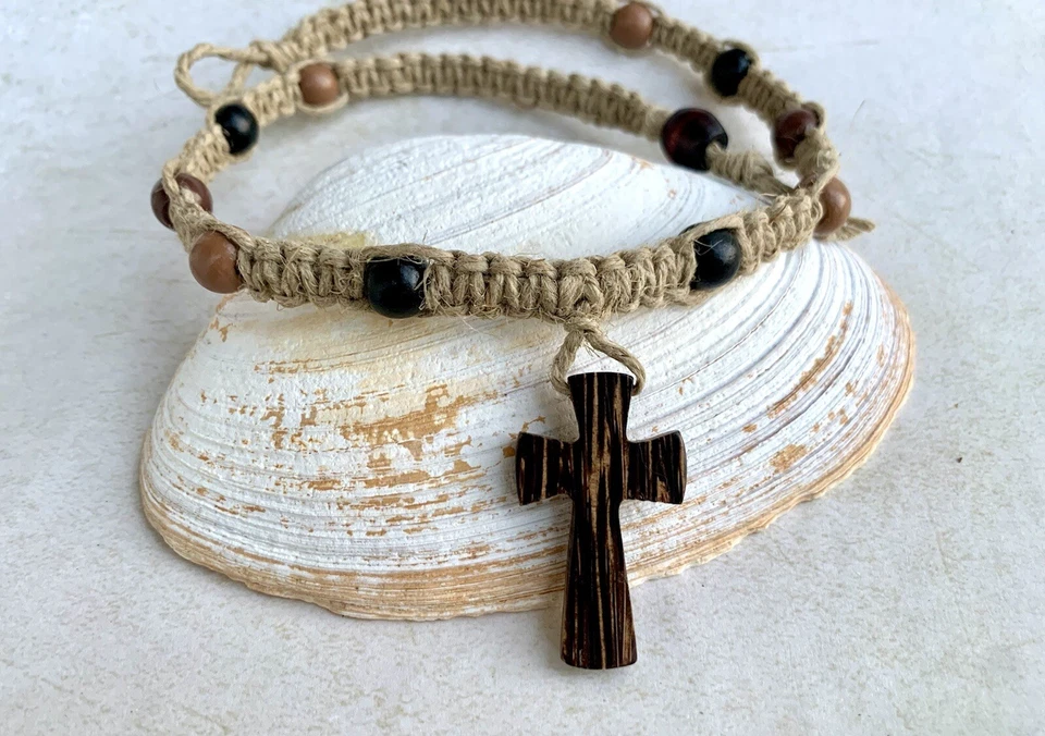 Collar de surfista de cáñamo con colgante de cruz de madera | Collar de cruz de madera junto a la playa Foto 4 de 4