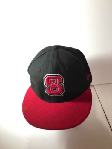 Cappello aderente New Era NC STATE WOLFPACK 7 1/8 NCSU berretto con licenza North Carolina NCAA - Foto 2 di 10