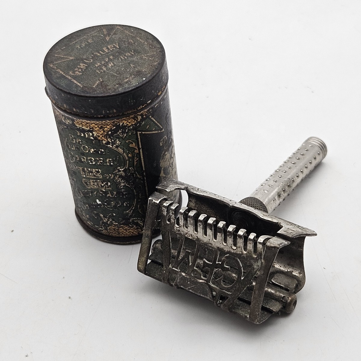 VINTAGE 1901 GEM CUTLERY NEW YORK SINGLE EDGE SAFETY RAZOR VINTAGE 1901 GEM CUTLERY NEW YORK SINGLE EDGE SAFETY RAZOR