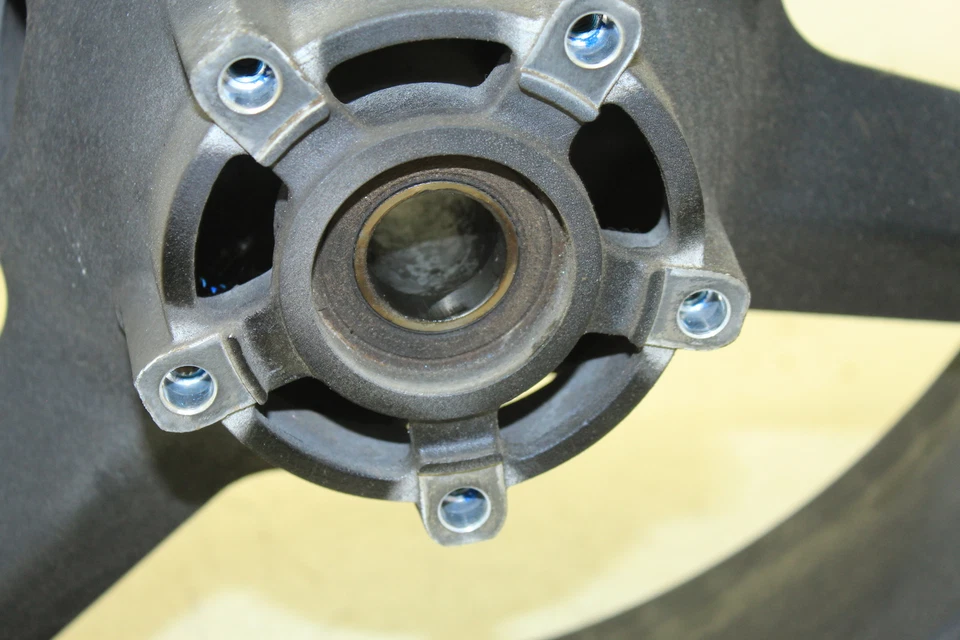 2001 SUZUKI GSXR600 OEM REAR WHEEL BACK RIM W-18 - Image 2 of 4