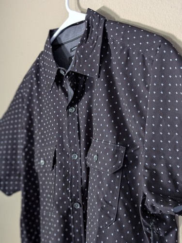 Camisa de movilidad Kenneth Cole para hombre, flechas negras, manga corta mediana nueva con etiquetas ajustada - Imagen 4 de 5