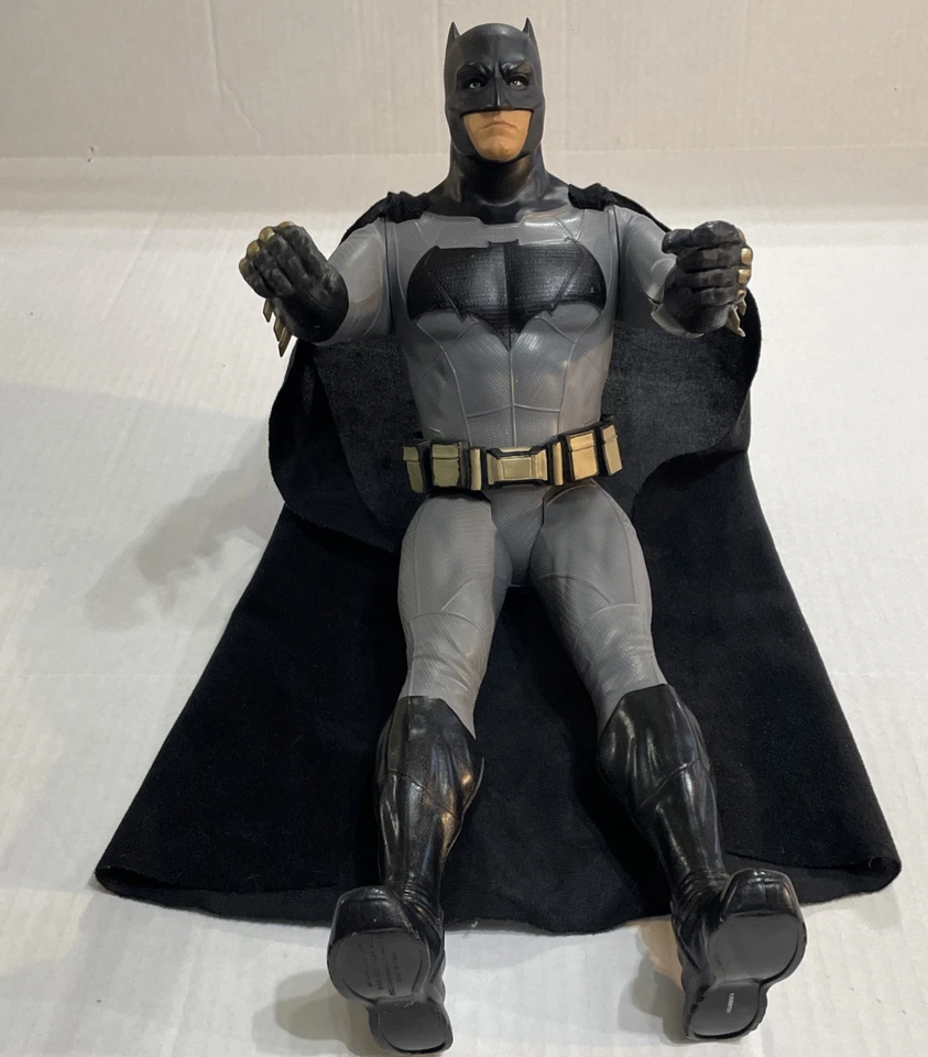 "Figura de acción Batman 2015 20"" detallada gris con accesorios negros cinturón dorado-DC Comics" Foto 3 de 4
