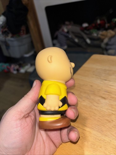 JUST PLAY PEANUTS WATER SQUIRTER Charlie Brown Figure Bath Toy 4.5” - Picture 4 of 6
