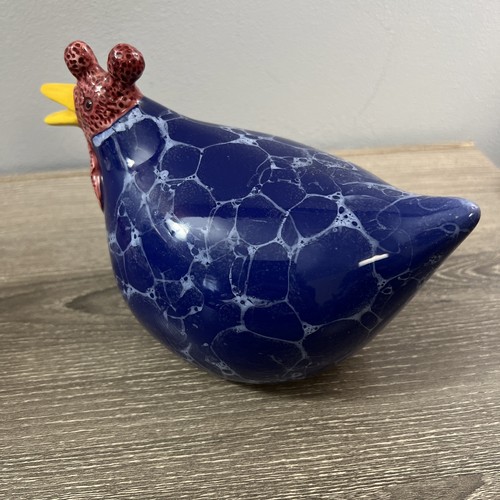 Cerámica jaspeada azul oscuro con decoración de garganta texturizada pollo 1998 CBK LTD LLC - Imagen 4 de 7