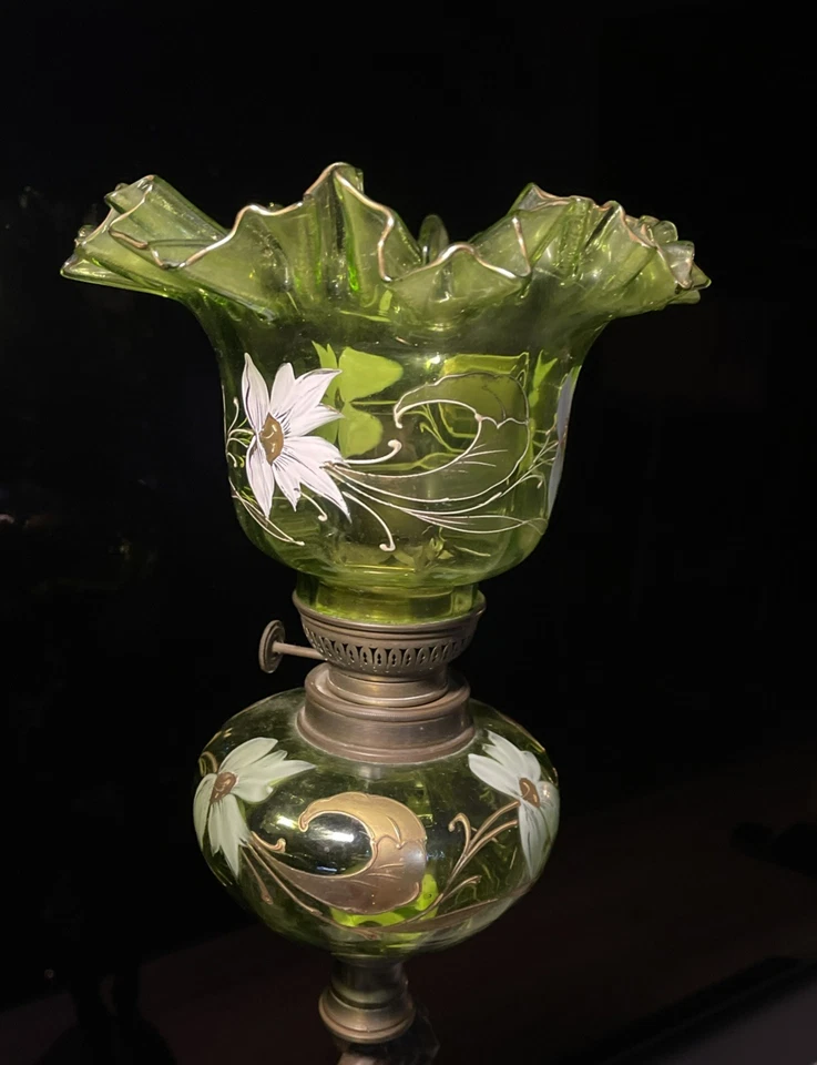 Paire de lampes à pétrole en verre émaillé pied en régule figuratif - Photo 3/4