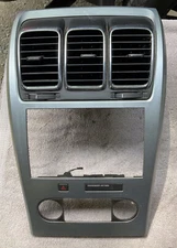07 GMC Acadia dash radio bezel trim  panel with center  vents 