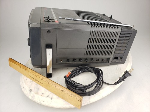 Vintage 1989 Emerson TV portatile a colori 5,5" radio AM/FM PC6 VHF UHF - funziona ish - Foto 4 di 18