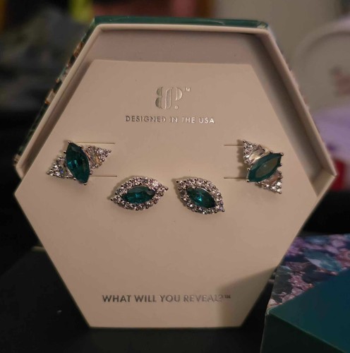 Bomb Party May 2024 Earrings RBP7508 Forever Yours, Rhodium Plating, Emerald - Picture 2 of 3