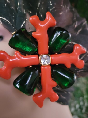 SPILLA CROCE ENORME XL NUOVA AUTENTICA KJL KENNETH JAY LANE CON STILE GRIPOIX VERDE - Foto 4 di 13