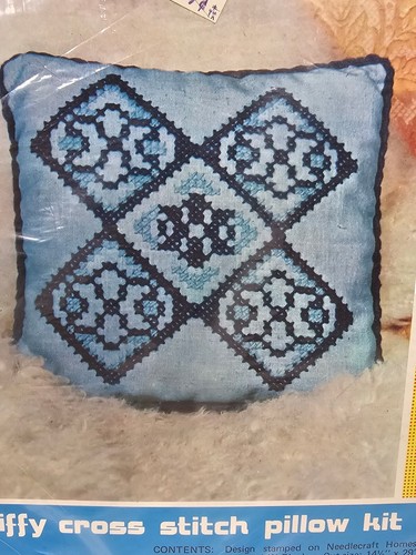 Kit de Almohada Creativa Stitchery Crewel Jiffy Cross 472B Argyle Cuadrada 13"x 13" De Colección - Imagen 2 de 5