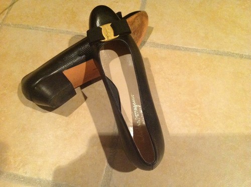 Salvatore Ferragamo Womens VARA Black Leather Pumps size 10 3A (EXTRA NARROW) - Picture 11 of 11