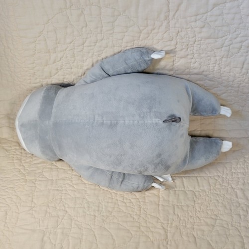 Miniso grau weiß Faultier Plüsch 20 Zoll weich Kissen liegend schlafen geschlossene Augen - Bild 4 von 5