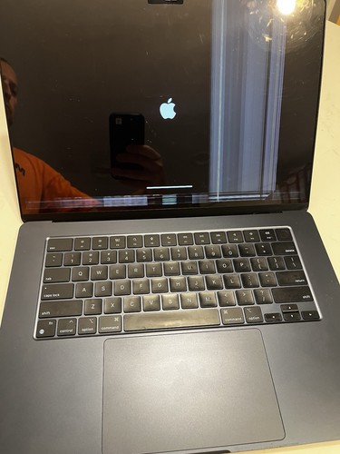 2023 Apple MacBook Air 15 Inch, 8GB RAM, 512GB SSD - Broken Screen - For Parts - Photo 2/8