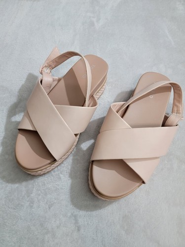 Torrid Sandals Womens 10WW Beige Cross Strap Adjustable Ankle Platform Lug Sole - Picture 3 of 12