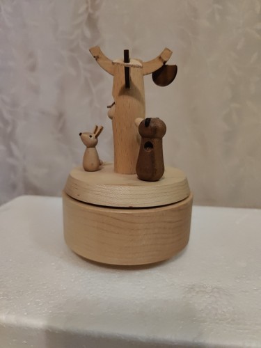 "Wooderful Life Music Box" Designed as Baby Bears Animals and Rotates to Music - Picture 3 of 12