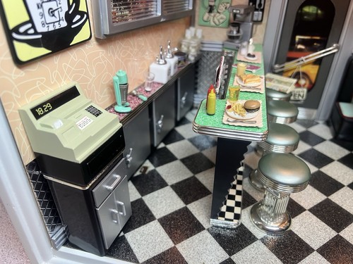 American Girl Minis AG Illuma Room Diner W/Adaptor & 4 Feet-NEARLY COMPLETE-READ - Picture 8 of 18