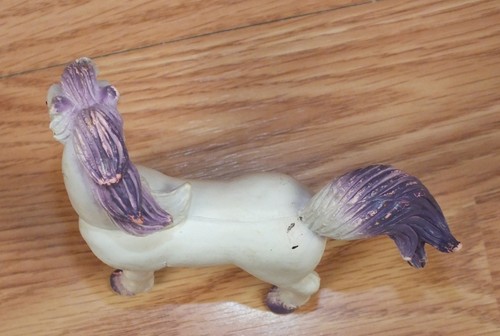 Juguete de caballo blanco púrpura coleccionable de PVC hecho en Hong Kong vintage sin marca **LEER** - Imagen 3 de 5