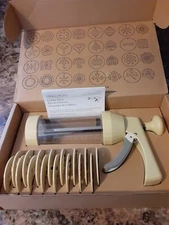  Pampered Chef Cookie Press #1525 Complete With Manuel 