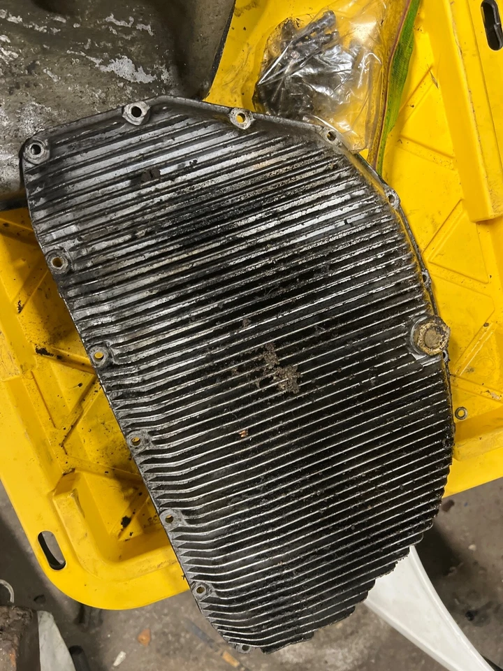 Alfa Romeo Spider 1971-93 • Оригинальный верхний и нижний масляный/поддон. Б/у. KAR952 - Изображение 3 из 4