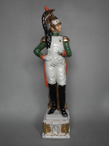 LOUIS SAYN CAPODIMONTE NAPOLEONIC SOLDIER PORCELAIN/CHINA FIGURINE. - Picture 3 of 14