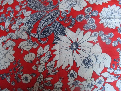 Vintage BLAU WEISSE PAISLEY BLUMEN auf rotem 1970er POLYESTER Stoff - über 1 Yard - Bild 2 von 2