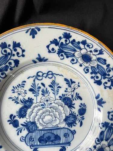 Ancienne assiette florale émaillée en étain style Delft Kraak hollandais XVIIIe - Photo 4 sur 10