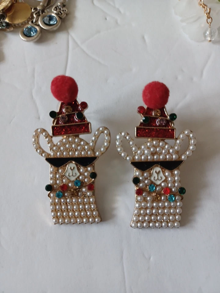 PENDIENTES COLGANTES BETSEY JOHNSON ESTRÁS PERLA ESMALTE TONO ORO ALPACA Foto 2 de 4