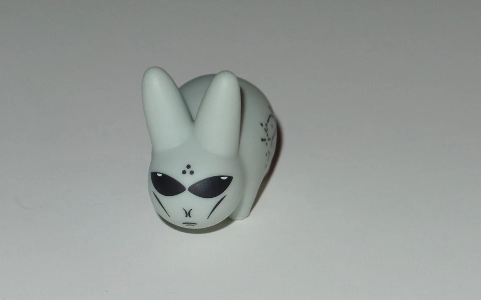 Kidrobot Lore of the Labbit Alien 1.5" Figura Vinilo Mini Serie Gris Frank Kozik Foto 2 de 4