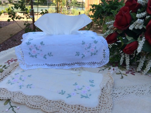 Caja cubierta vintage hecha a mano de ganchillo encaje flor emb 100 % algodón tejido blanco/marfil - Imagen 5 de 7