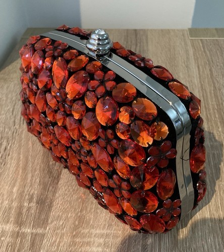 BUTLER & WILSON RED JEWELLED BAG. STATEMENT BAG. BRAND NEW WITHOUT TAGS - Picture 2 of 4