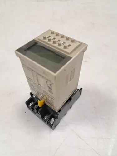 OMRON H3CA-A SOLID STATE TIMER DELAY RELAY 24-240 VAC 12-240 VDC + P2CF-11 BASE