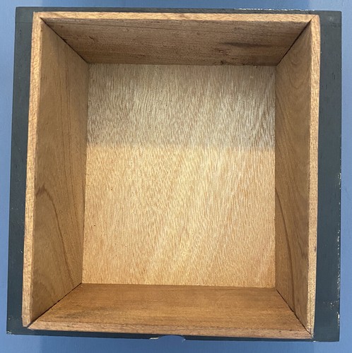 Caja de cigarros de madera con calavera Bishops Blend negra roja 6,25 x 6,25 x 3,25" humidor valet - Imagen 3 de 8