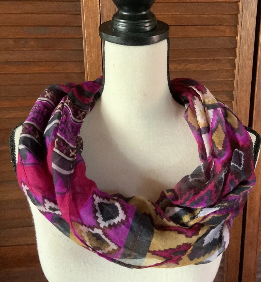 Bufanda Infinity Lavello Collectibles, Moda con Pasión, Steve’s Hallmark Shop Foto 4 de 4