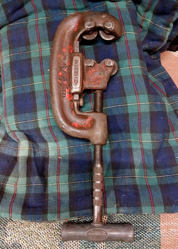 RIDGID Pipe Cutter = 4 Blade = #42 = Cuts ½" to 2" Pipe = Strong Used Condition - Picture 1 of 7