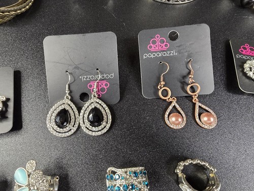 Paparazzi Jewelry Earings Bracelets Rings Multicolor Mixed Metals 15 Pieces - Picture 6 of 9