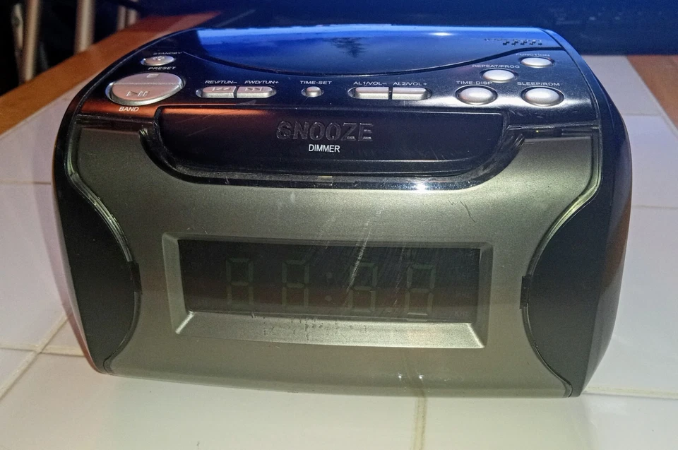Radio reloj despertador digital Naxa NRC-175 con reproductor de CD no funciona Foto 2 de 4