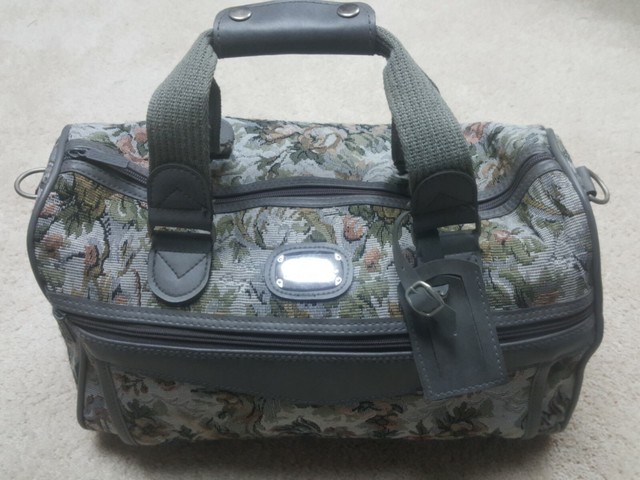 Original Vintage Jordache Tapestry Weekend Travel Bag 9"×9"×16" No Flaws 70's Original Vintage Jordache Tapestry Weekend Travel Bag 9"×9"×16" No Flaws 70's