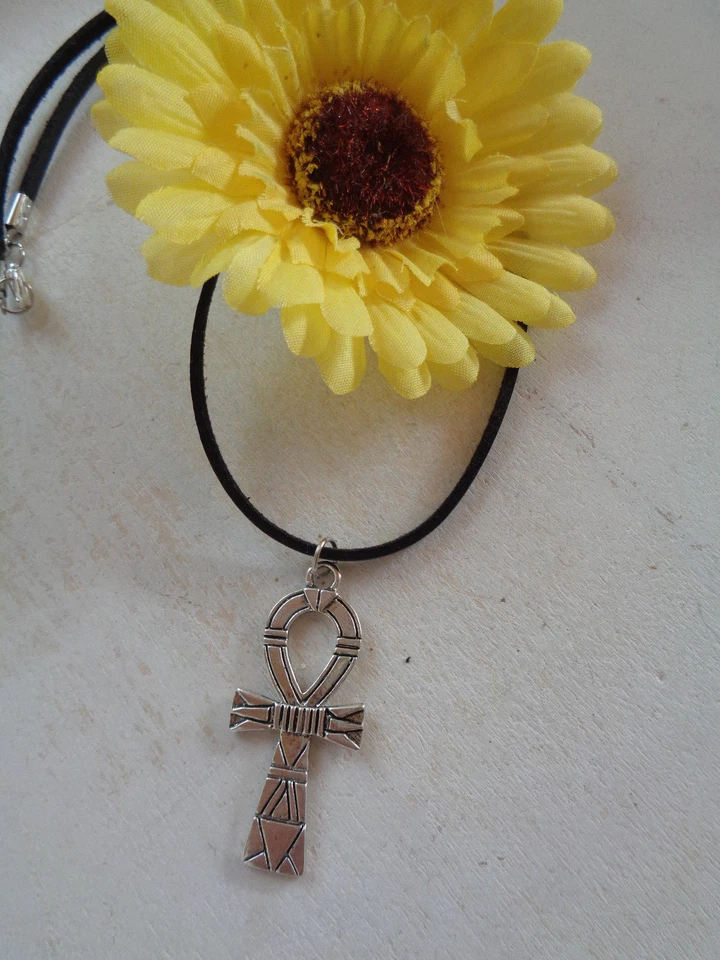 Einfache Lederbandkette "Ägyptisches Kreuz" antik silber