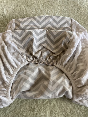 Circo Unisex White Gray Zig Zag Minky Fleece Fitted Diaper Changing Pad Cover - Picture 5 of 7