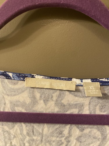 Camisa para mujer Sunny Leigh talla XL azul y blanca con cuello en V nueva con etiquetas  - Imagen 5 de 6