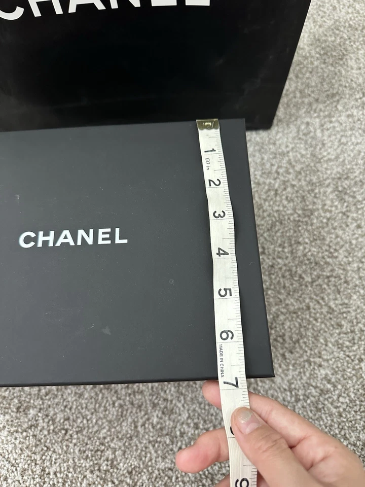 Подарочный набор Chanel в коробке. Хорошо подходит для маленькой сумки. См. фото для размера.идеальное состояние товара - Изображение 3 из 4