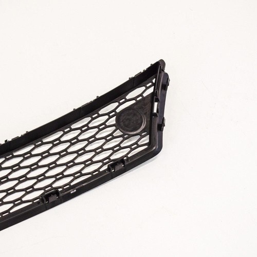 VOLVO XC70 MK2 Front Bumper Lower Center Grill Genuine 30678691 - Picture 4 of 7