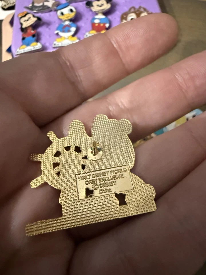 8 prendedores de Disney exclusivos para miembros del elenco de colección Foto 4 de 4