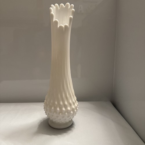 Jarrón Fenton de vidrio de leche blanco Hobnail 12 dedos oscilante