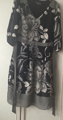 M&S PER UNE SIZE 10 BLACK &WHITE PRE OWENED DRESS. - Picture 7 of 8